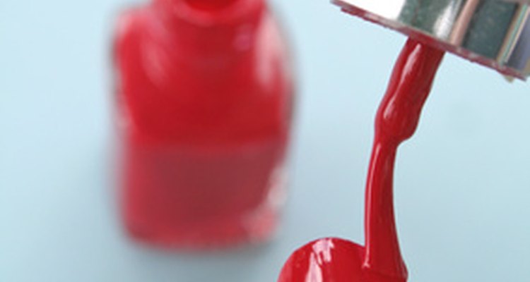 Usa endurecedor de uñas antes de aplicar esmalte.