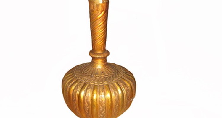 El chapado en oro de una pieza de metal es fácil con el equipo adecuado.