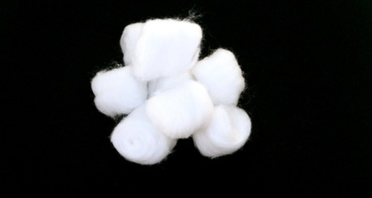 Bolas de algodão limpam o couro sem riscá-lo