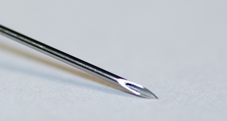 Piercers profissionais aplicam piercings genitais femininos com agulhas estéreis e ocas.