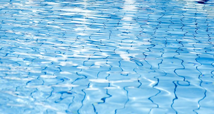 Podrías usar blanqueador para desinfectar el agua de tu piscina, pero no obtendrás ningún beneficio económico.