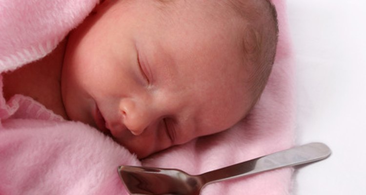 Um bebê recém-nascido pode ter pólipos fibroepiteliais ao redor das orelhas