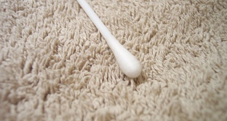 A pequena ponta de um cotonete permite a limpeza com precisão