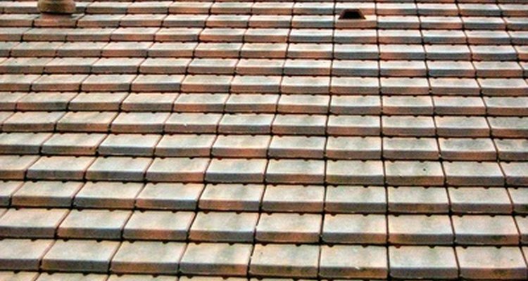 A espuma expansiva pode fornecer um substrato para o assentamento de telhados