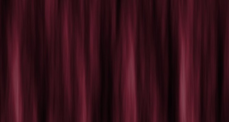 Una cortina viajera abre horizontalmente y es común en los teatros que tienen espacio suficiente para ella.