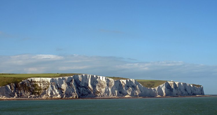 As falésias brancas de Dover são feitas de giz, uma forma de calcário