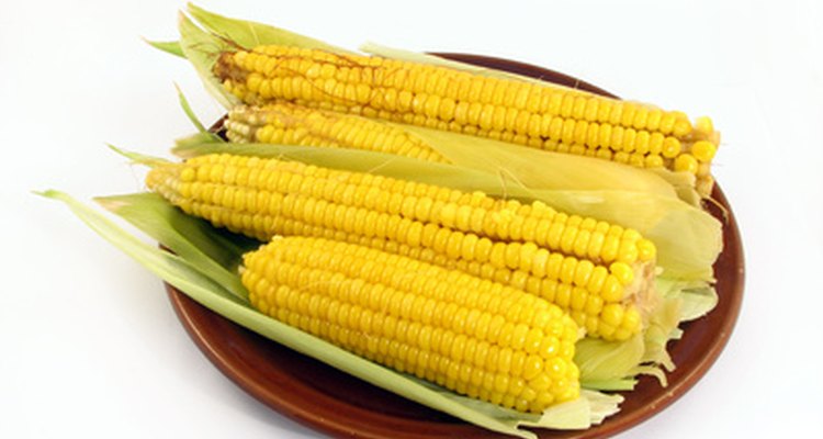 La mayoría de las personas adora el gusto del maíz fresco sobre la mazorca en el verano.