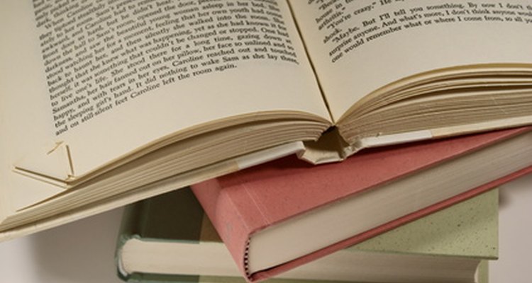 Los piojos de los libros comen el moho de éstos y dañan el pegamento que mantiene unidas a las páginas.