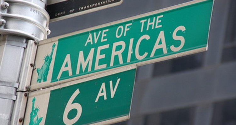 En la Sexta Avenida de Manhattan hay muchas empresas.