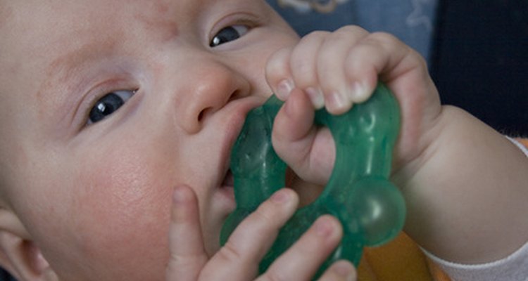 A los bebés les encanta poner los juguetes en su boca a los 6 meses de edad.