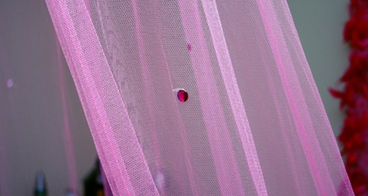 Las cortinas escarpadas pueden agregar un toque de color y luz a cualquier habitación.