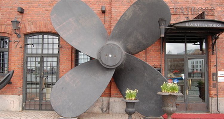 Use this picture of a four-petaled propeller as a guide.