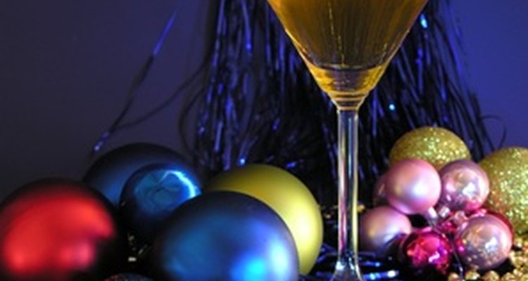 Sirve bebidas con mezcla de vino a tus invitados en una celebración de días festivos.