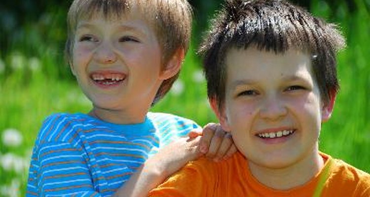 Enseña a tus hijos a apoyarse mutuamente conforme crecen.