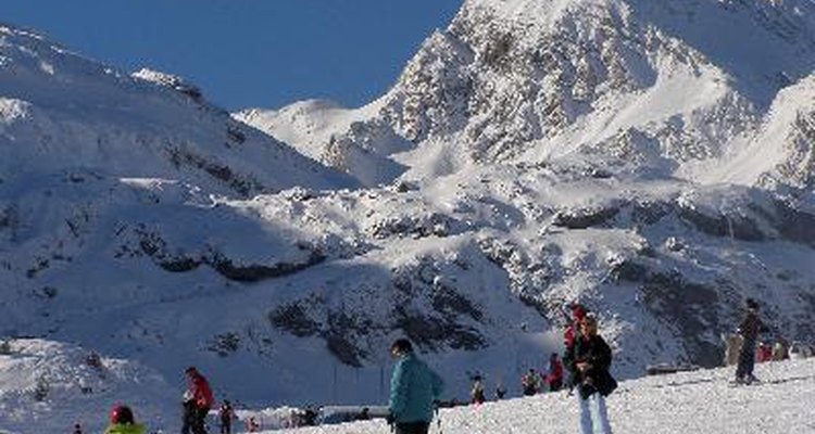 Los instructores de ski pasan su día de trabajo esquiando con clientes en una montaña.