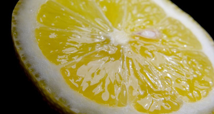Usa limones frescos para blanquear las pequeñas manchas y marcas nuevas.