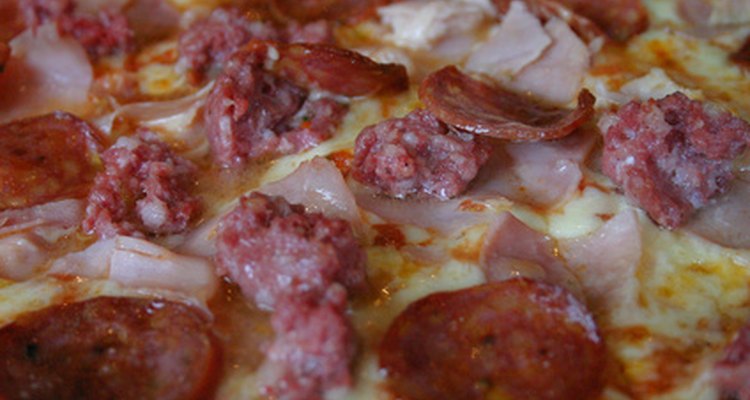 Las carnes sabrosas hacen la pizza.