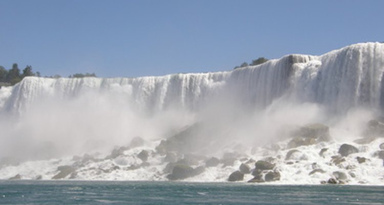 Niagara Falls con nieve es un paisaje majestuoso.