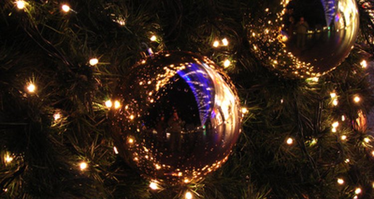 Los árboles de Navidad negros crean un punto focal dramático en la decoración navideña.