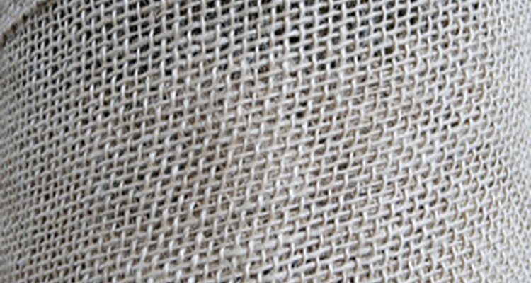 A aparência rústica do tecido de juta faz com que ele seja popular nos artesanatos