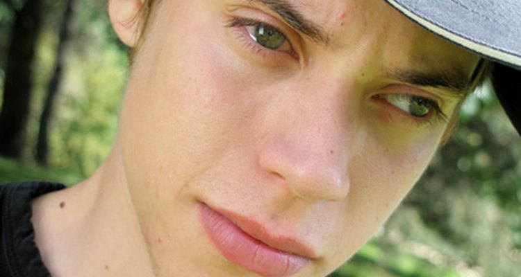 Durante los años de la adolescencia, se puede esperar que tu hijo luche por encontrar su propia identidad en el mundo social.