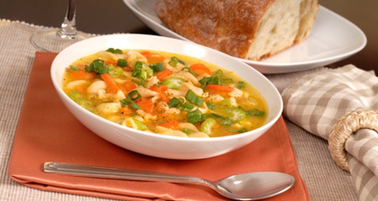 Pollo asado y algunos ingredientes son la base para una maravillosa sopa de pollo.