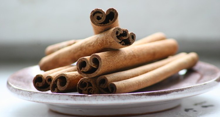 La canela es un buen complemento para las almendras tostadas.