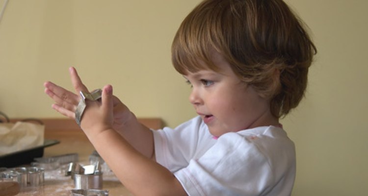 Invita a tu preescolar a la cocina para enseñarle habilidades básicas para cocinar.