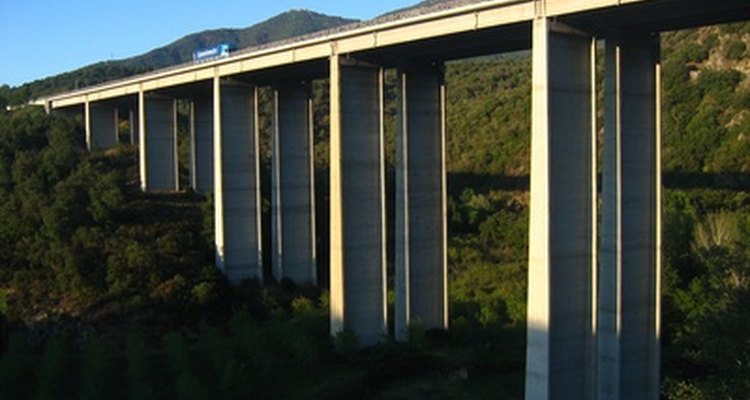 Los ingenieros civiles ayudan en la construcción de puentes.