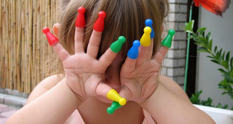 Los juegos de dedos son una manera divertida de ayudar a los niños a aprender sobre la autoestima.