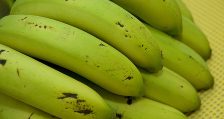 Los plátanos verdes en ocasiones necesitan ayuda para madurar más rápidamente.
