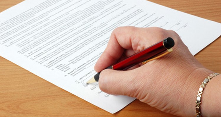Los contratos típicamente son firmados por ambas partes.