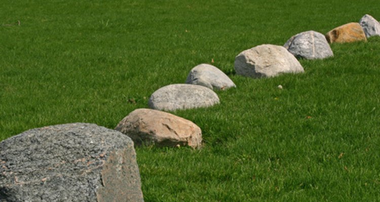 Linha de pedras que mostram cores naturais