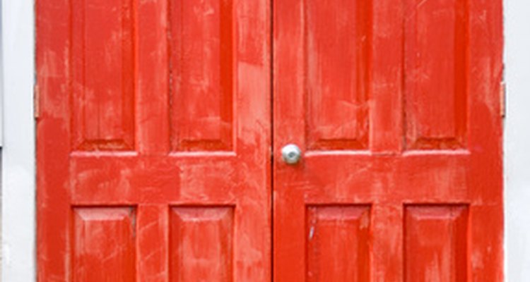 Cuando tu puerta se ve vieja, dale una nueva capa de pintura para que se vea como nueva.