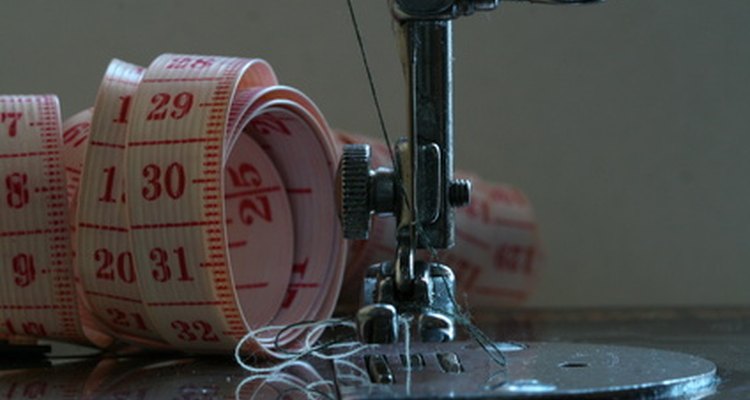 Las costureras son responsables de medir, cortar y coser las piezas de tela.