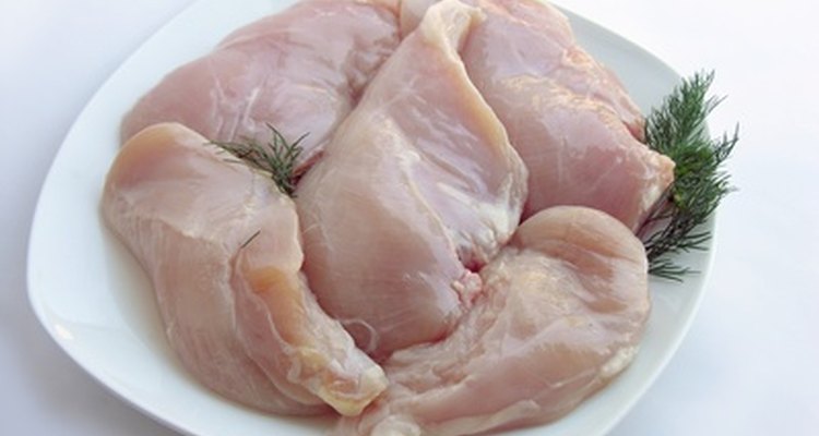 Grelhe o frango em papel manteiga para uma refeição saudável