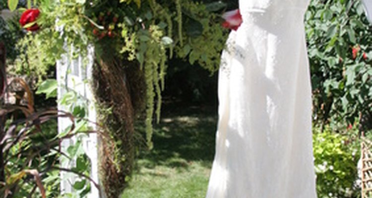 Teñir tu vestido de novia puede ayudarte a combinar la paleta de colores de tu boda.