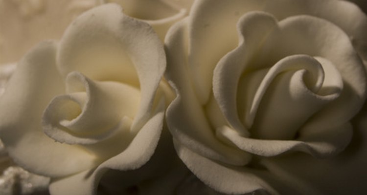Use glacê firme para criar rosas
