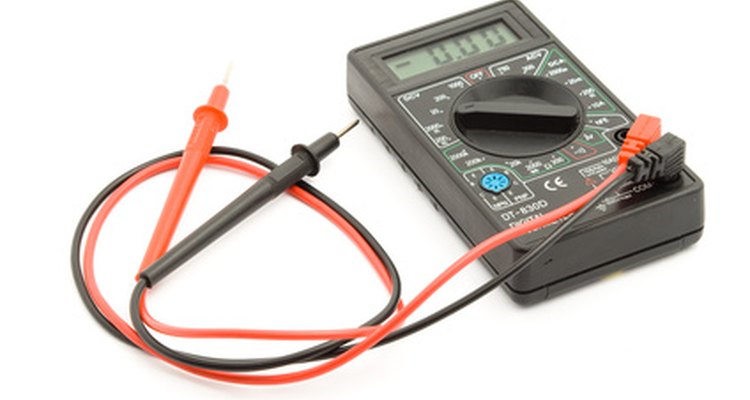 Use um multímetro digital para verificar a continuidade do fusível térmico do aparelho