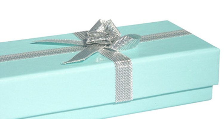 Envuelve una caja de regalo con cinta, para hacer un regalo de dinero.