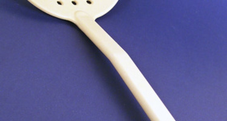 Un cucharón plástico hecho de melamina, un material común utilizado para las placas.
