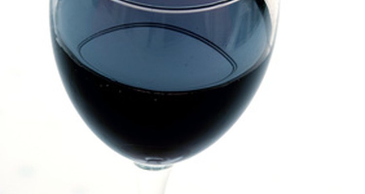 Manchas de vinho tinto podem ser removidas do couro