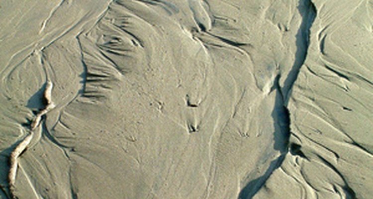 La arena mojada es más pesada y menos maleable que las seca.