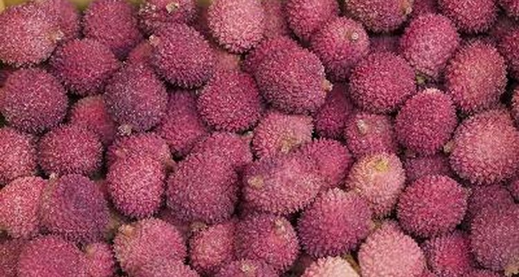 Un lichi es un fruto pequeño y suculento de origen asiático.