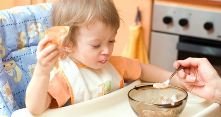 Crianças de um ano de idade estão prontas para uma variedade de alimentos nutritivos de café da manhã