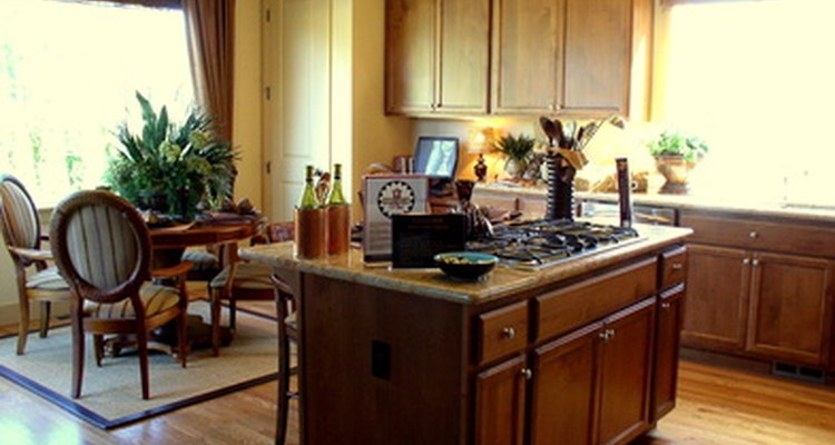 El marrón y el beige conforman una combinación de colores sofisticada para una cocina.