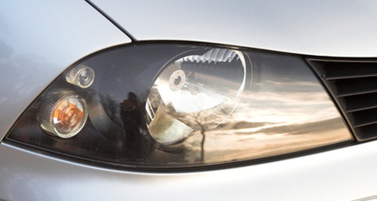 Remove the SEAT Leon's headlights.