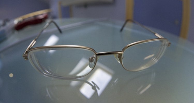 Agrégale personalidad a unas gafas sencillas con unos cordones de cuentas.