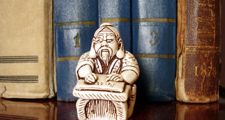 Guarda en los estantes libros, chucherías y cajas de almacenamiento.