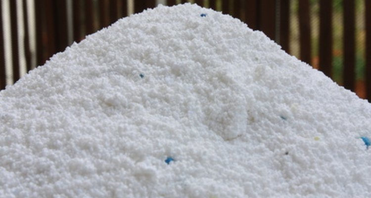 Los detergentes sintéticos en polvo primero funcionaron mejor que los jabones, pero todavía no podían sacar manchas difíciles durante el proceso de lavado.